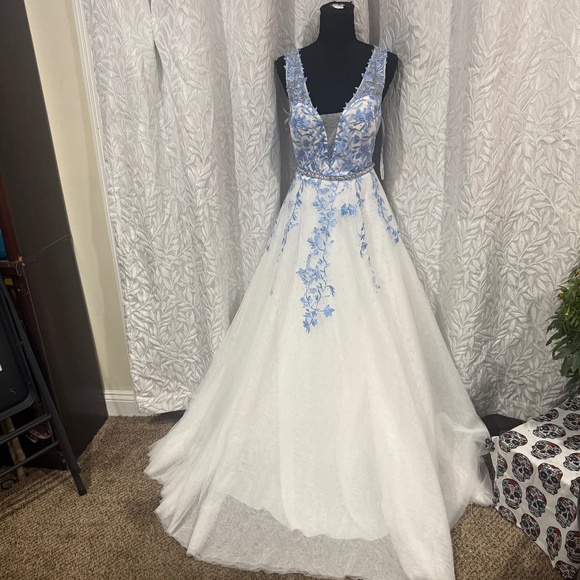 Say Yes to the Prom Blue & White Ball Gown Size 11 Floral Embroidery V Back - Picture 1 of 12
